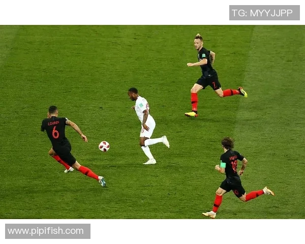 英格兰足球明星意外脱鞋子引发热议球迷纷纷围观现场趣事不断